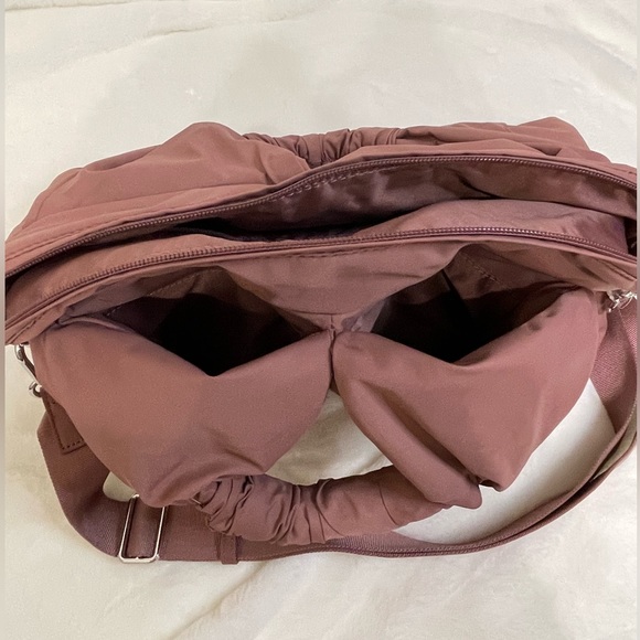 Lululemon Gathered Handle Gym Bag Vol 14L in Spiced Chai ( mauve pink ) - Picture 8 of 15